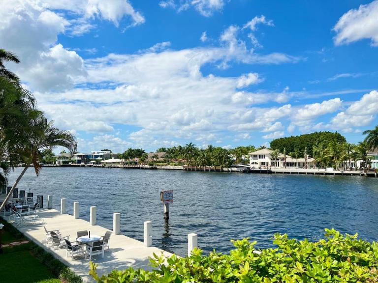 Renovated Intercoastal 2Bdrm 1 bath condo Walk to Beach - Bed and Breakfast Fort Lauderdale