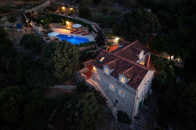 "Villa Kostela"-Villa in nature with 4 bedrooms, 2 bathrooms and 2 kitchens - Bed and Breakfast Ložišće