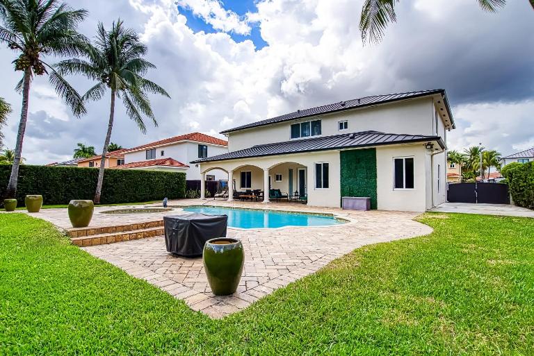 Luxury Tropical Living , 4BR w Backyard Pool Oasis - B&B Hialeah