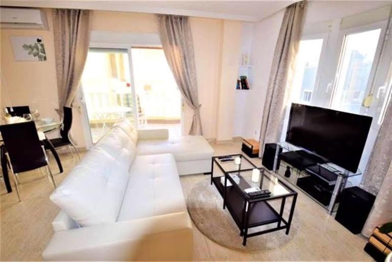 2BED FLAT WITH BIG LOUNGE&POOL!5min WALK TO BEACH! - B&B El Moncayo