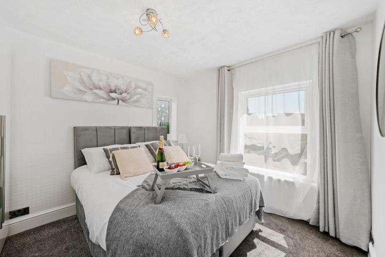 Home In Bletchley Milton Keynes, contractors favourite - B&B Bletchley