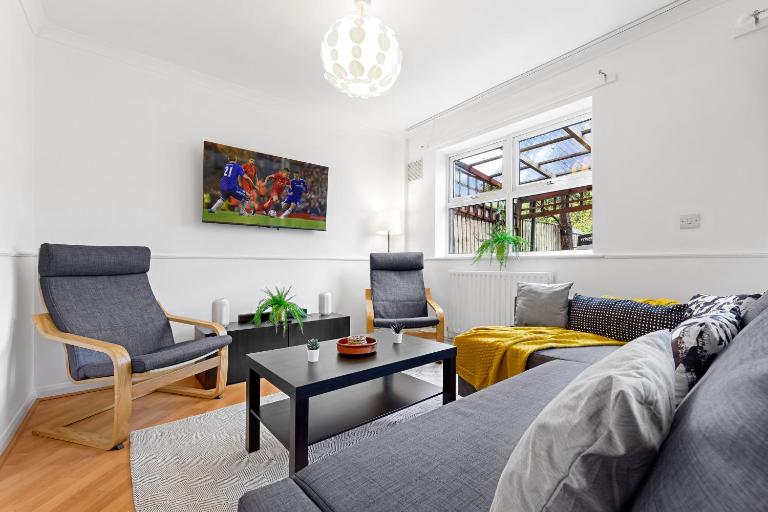 Cozylease 3 Bedroom Canary Wharf Family,Workcation, Fast WiFi, Workspace,1 stop to City - B&B London