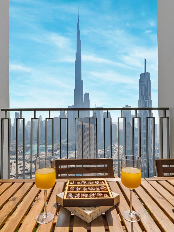 Skyline Serenity Holiday Home I Chic 4 Bedroom Apartment I Burj Khalifa & Fountain Views I Direct Access to Dubai Mall I Free Gym, Pool, Parking and Wi-Fi - B&B Dubai