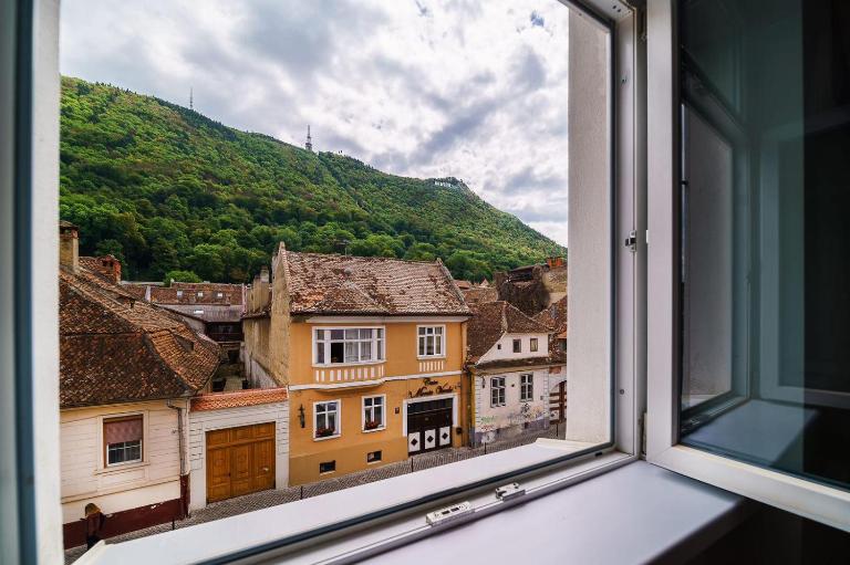 Alpine Sunrise Residence - Brasov Old Center - B&B Braşov