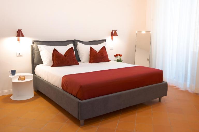 Palazzo Castriota Scanderbeg - the rooms - B&B Napoli
