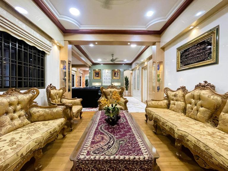 Homestay & Pool Laman Sri Aman Pontian - B&B Pontian Besar
