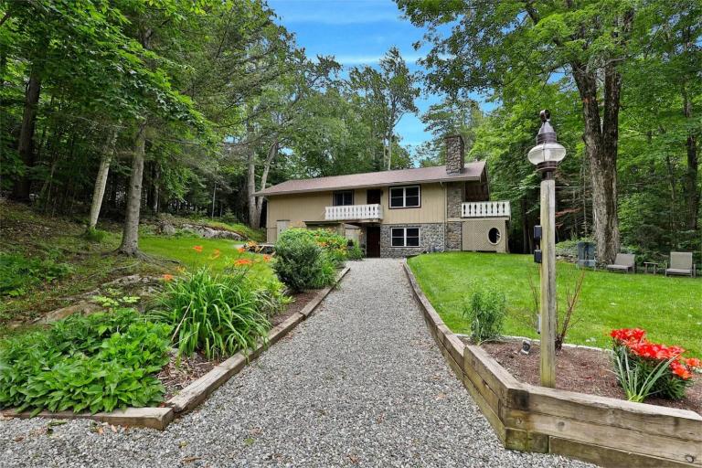 Fun In Fun Out Ski Home - 6 BR 4BA, Two Hot Tubs, Two Saunas, Two Levels, BBQ - B&B Killington