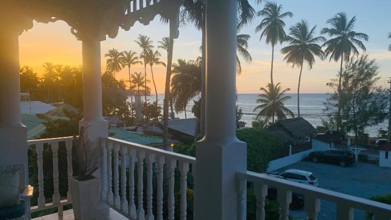 Beachfront Unit with Stunning Sunsets and Starlink Internet ! - B&B Las Terrenas
