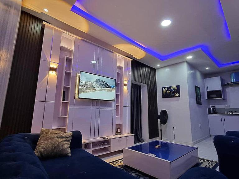 JKA 2-BEDROOM-Apt 24HRS POWER Unlimited WIFI , GARDEN PATIO AREA,FREE DAILY HOUSEKEEPING - Ferienwohnung Lagos