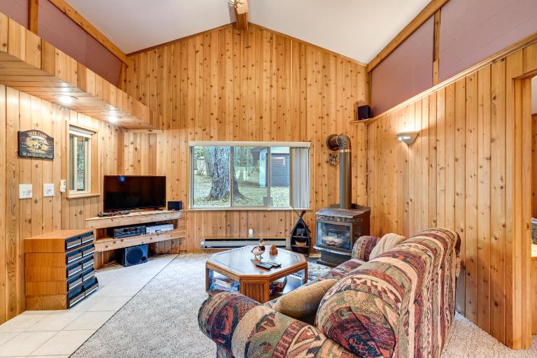 Harrison Cabin w/ Fire Pit & Elbow Lake Access! - Ferienwohnung Harrison