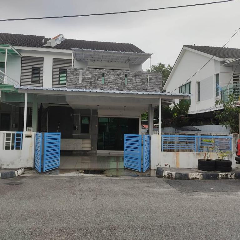 WeJDAN TWO POINT O WHOLE HOUSE BUT BUDGET PARTIAL BOOKING 2ROOMS 2BATHROOMS AND NEVER MIX WITH OTHERS AND YOUR TEAM ONLY BALIK PULAU, PENANG ISLAND - B&B Balik Pulau