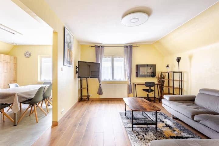 séjour 6 pers.( atypique ) f4 110 m2 - B&B Houssen