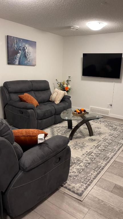 Exquisite Basement Suite, 7mins away to Landmark Cinema and Malls - B&B Calgary