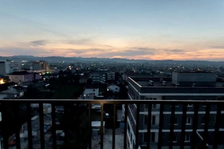 Modern apartment overlooking the city of Tirana - B&B Kamëz