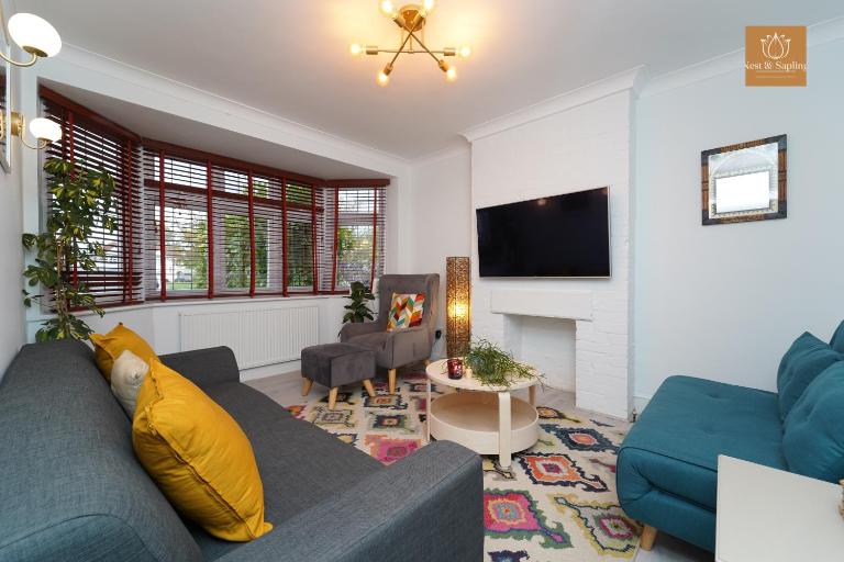 Gaia Cottages 3BR Home with Parking,WIFI,Garden,EV & Desk - Chambres d'hôtes Hersham