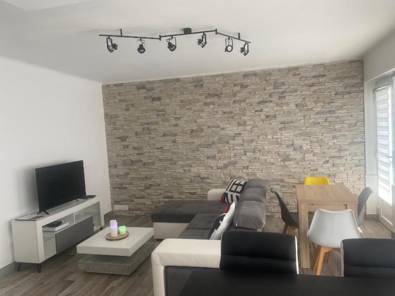 Grand T2 tout équipé centre, spacieux et lumineux, 1 chambre, 1 à 4 pers, possible 5 pers avec lit d'appoint et draps supplément de 20 euros, clim, wifi, balcons, parking gratuit sur place, option parking privé disponible en été 5 euros par jour - Chambres d'hôtes Lorient