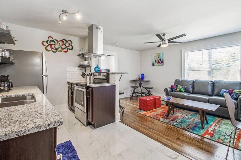 Near OU Medical Bricktown an Artist Apartment - Ferienwohnung Oklahoma City