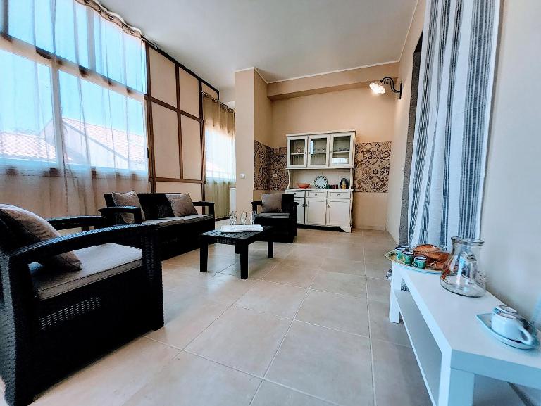 IL SOLE SUL MARE a 100 m dal lungomare di Stazzo - Chambres d'hôtes Stazzo