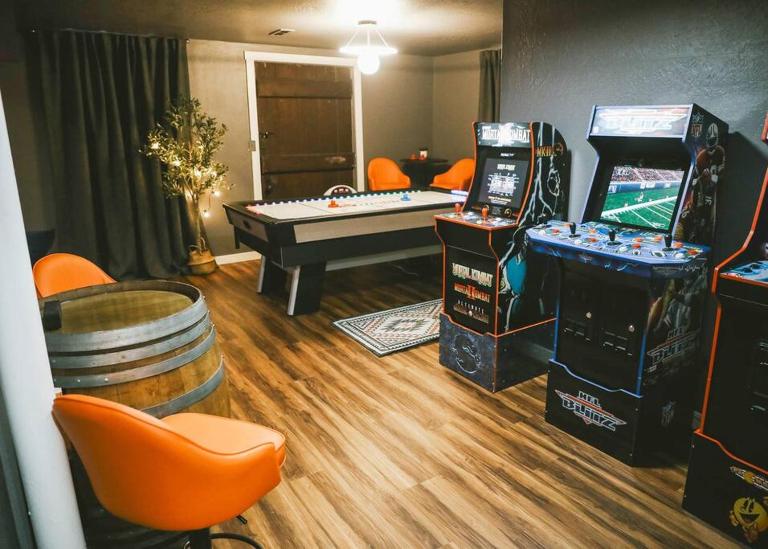 Vibrant Forest Retreat - Game Room, Spa, Fire Pit - Sleeps10 - Chambres d'hôtes Spirit Lake