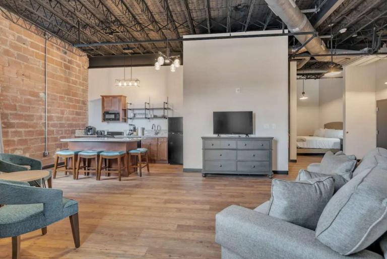 Sip Stay Play Loft Above a Brewery - Ferienwohnung Myrtle Beach