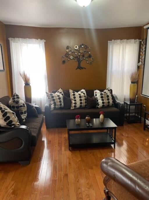 Large 3 BRM 2 Bath Near EWR NYC - B&B Newark
