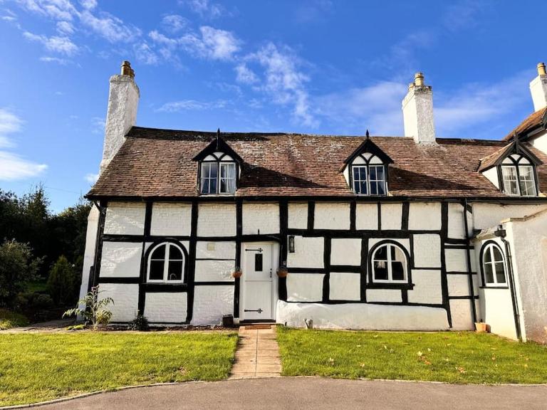 Stylish Tudor Cottage & Hot Tub - Chambres d'hôtes Coombe Hill