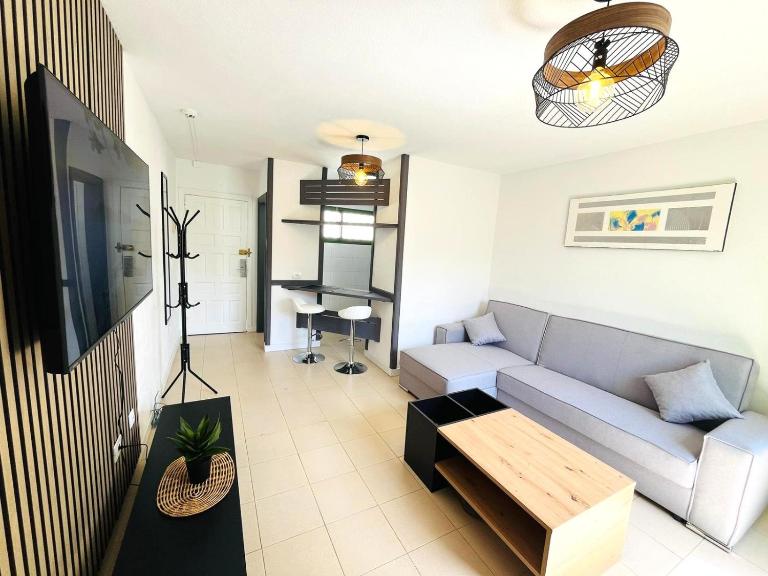 silent apartment with cozy terrace and ocean view - B&B Arona