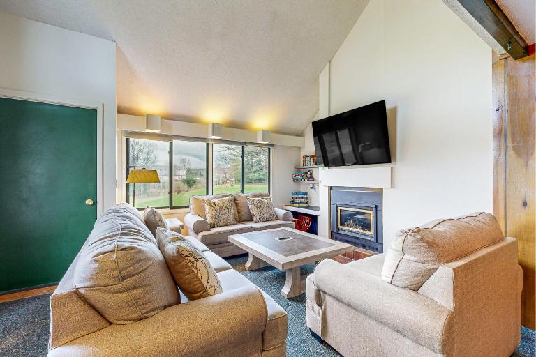 Village Green Unit 1A - Bed and Breakfast Stowe