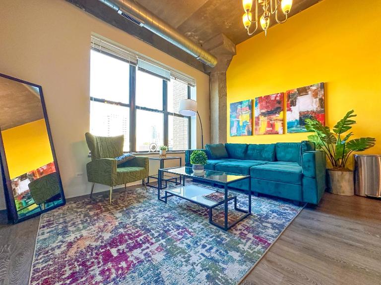 Spacious 2BR South Loop Suite with Skyline View, Optional Parking and Gym Access Close to McCormick Place, Grant Park, Museum Campus & CTA Lines - B&B Chicago