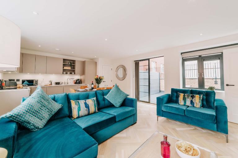 Duplex Stylish Balcony Parking City Pad WiFi Families Contractors - B&B Birmingham