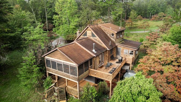 Chalet cabin w hot tub & fire pit - B&B Great Cacapon