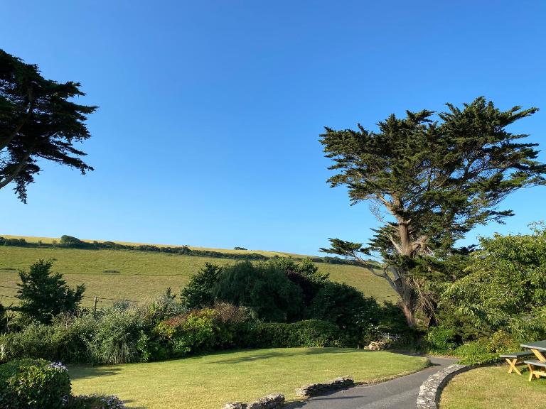 Tranquil family retreat, large plot, splendid view - B&B Hope Cove