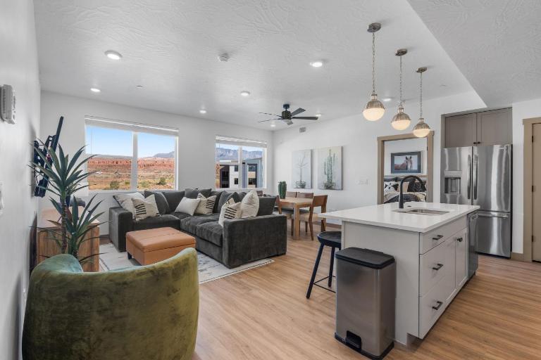 Red Rock Oasis - Brand New Home 3-Bed Sleeps 10 - B&B Washington