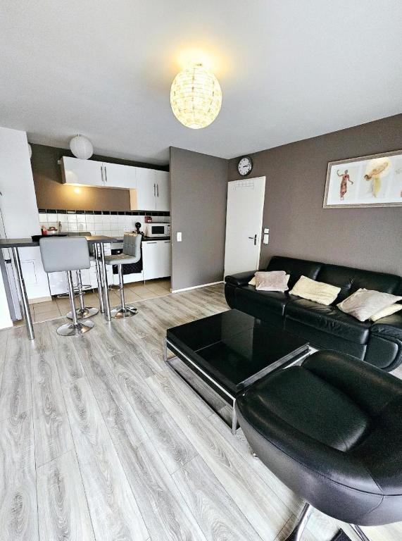 Bel appartement avec parking privé - B&B Boussy-Saint-Antoine
