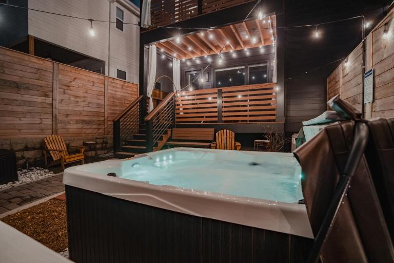 Luxurious 4bd home sleeps 12 minutes to downtown with parking - Chambres d'hôtes Nashville