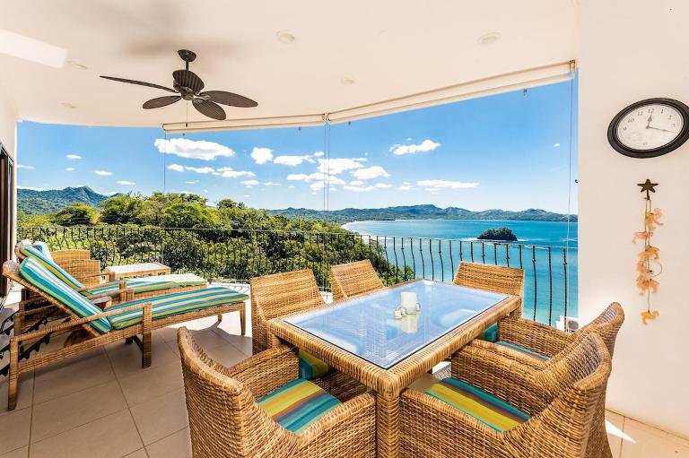 Oceanfront Infinity Pool and Sunset Veranda - B&B Playa Flamingo