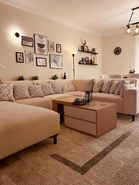Bright & Spacious 3-Bedroom Apartment with Garden Views - Chambres d'hôtes New Cairo