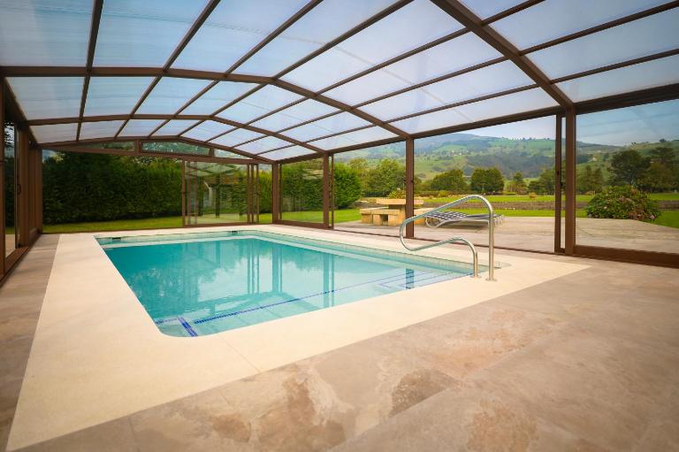 Piscina climatizada y cubierta 365 dias en Casa Rural con Encanto El Puentuco una de las casas mas valoradas de Cantabria - Ferienwohnung Villacarriedo