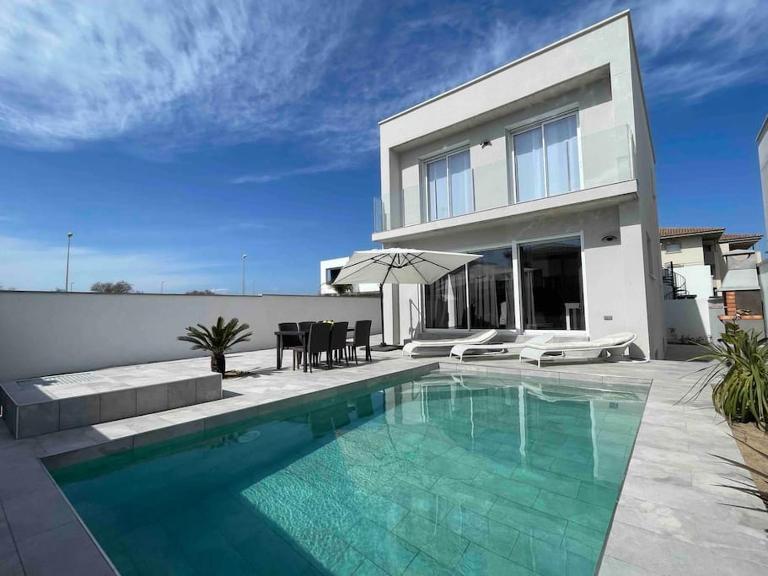 Villa moderna piscina privada - Chambres d'hôtes Empuriabrava