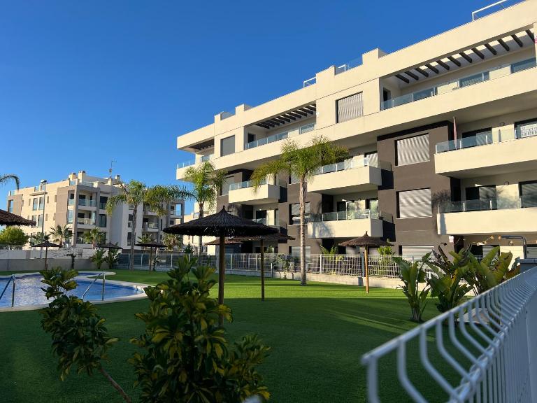 Poolside 2BR apartment Villamartin - B&B Alicante