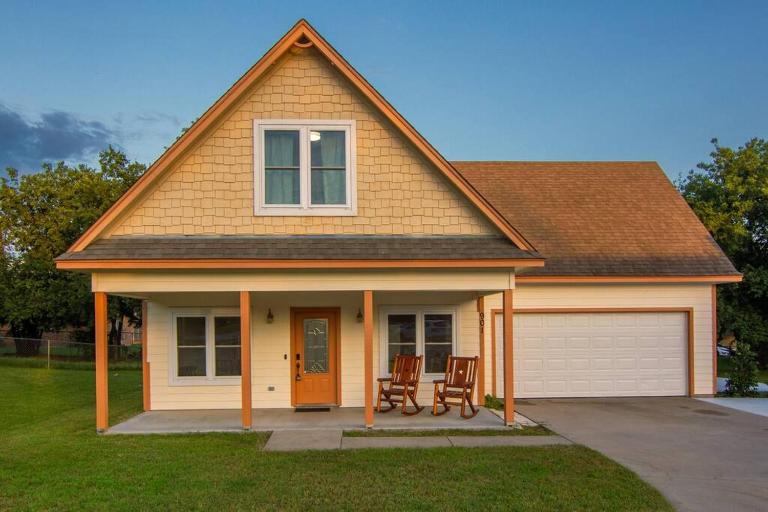 3 Bedroom House 5 Min Walk to Square - B&B Granbury