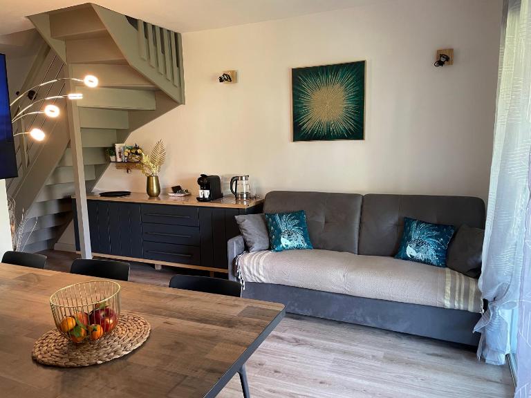 Mini Villa T4 duplex dans résidence hôtelière Fiori di Cala Rossa superbement arborée rénovée en 2023 - chez Anne avec piscine chauffée - Bed and Breakfast Lecci