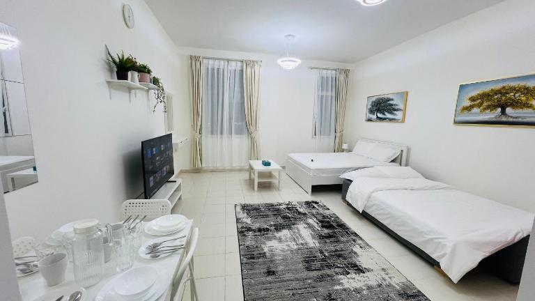 France cluster International city - Spacious Bright Furnished Studio apartment - Ferienwohnung Dubai