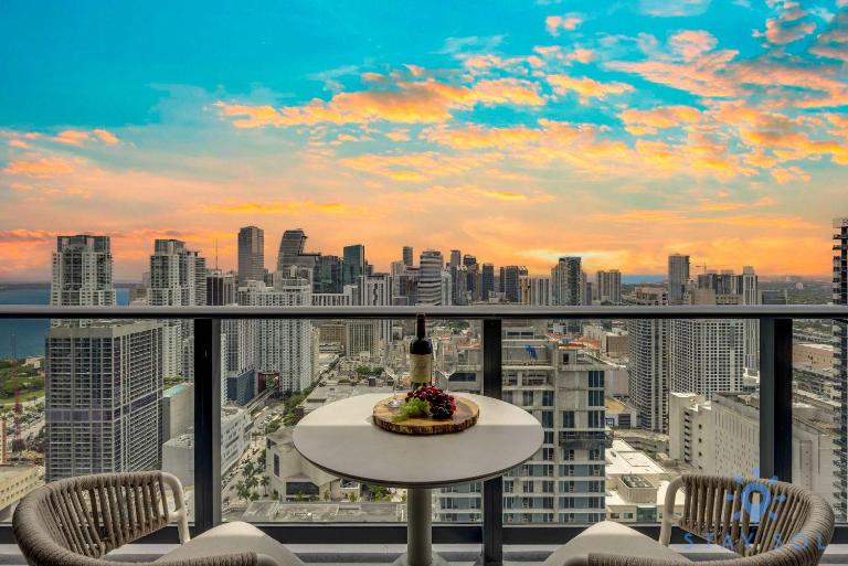 Luxury 2 Bedrooms Balcony Pool & Gym - B&B Miami