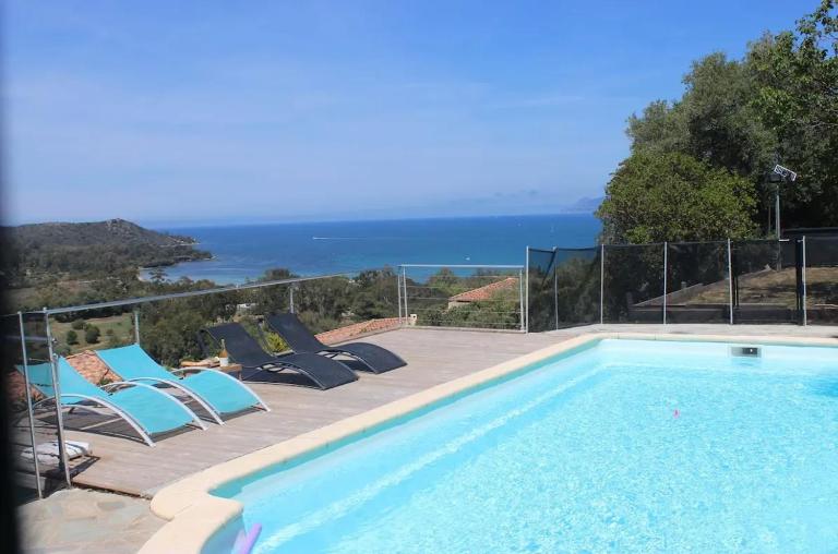Villa spacieuse à Saint-Florent avec piscine - B&B Saint-Florent