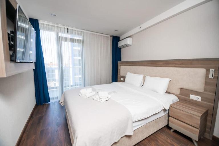 Cozy 1BR Batumi Apt with balcony - By Wehost - B&B Batumi