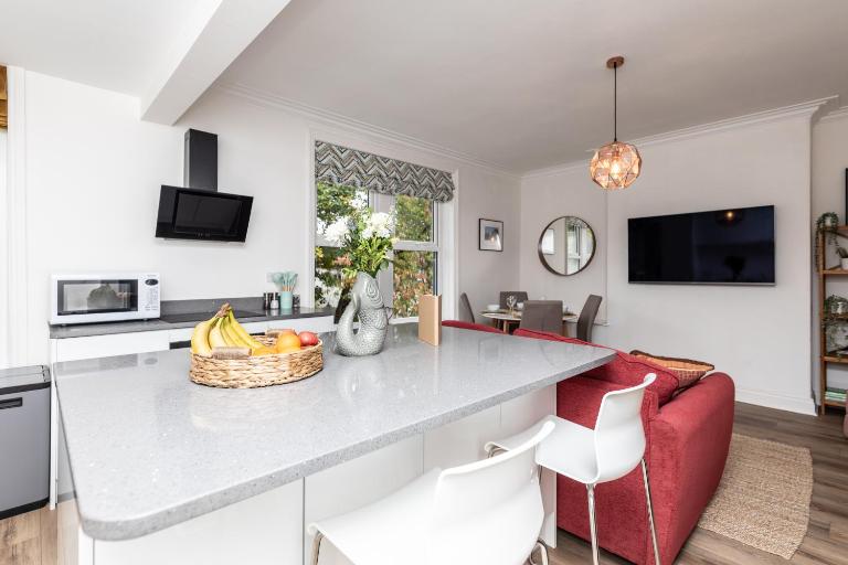 Chic 2-Bed Retreat in the Heart of Oakwood! - Bed and Breakfast Roundhay