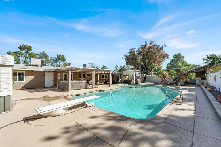 Spacious 4BR plus Den with Pool, Jacuzzi, BBQ, Near Strip - Bed and Breakfast Las Vegas