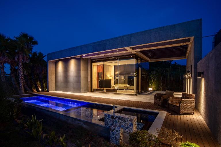 Ceylon Jeju Pool Villa - Bed and Breakfast Jeju City
