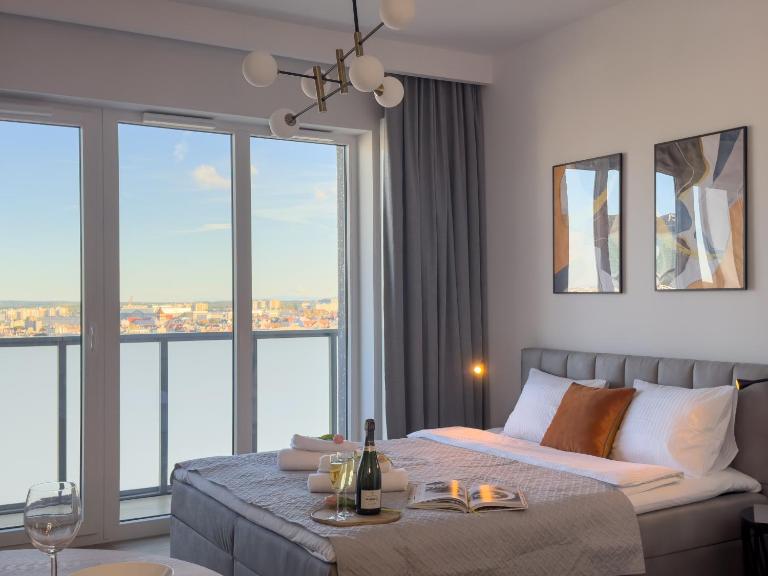 URBAN APARTMENTS Global RAFAEL - 17th Floor No 22- Air Condition - Balcony - Free Garage - Ferienwohnung Kattowitz